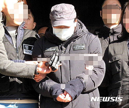 【안산=뉴시스】이종일 기자 = 의붓아들을 때려 숨지게 한 혐의(아동학대치사)로 구속영장이 청구된 계모 이모(29)씨가 21일 구속전 피의자 심문(영장실질심사)을 받기 위해 안산단원경찰서를 나서며 "(의붓아들에게) 죽을 죄를 지었다. 미안하다"고 말하고 있다. 2017.02.21.&nbsp; lji22356@newsis.com 