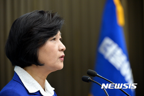 【서울=뉴시스】배훈식 기자 = 21일 오전 서울 여의도 국회 제4회의장에서 열린 더불어민주당 긴급 의원총회에 참석한 추미애 대표가 모두발언하고 있다.  추 대표는 자유한국당이 2월 국회에 복귀하자마자, 특검 연장에 반대하니 기막힌 일이라며 자기 마음대로 한다고 '자유당'이라 이름을 붙인 모양이라고 비판했다. 2017.02.21.  dahora83@newsis.com