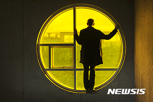 【서울=뉴시스】아이작 줄리언, <ECLIPSE (Playtime)>, Endura Ultra Photograph, 160 x 240 cm, 2013 ⓒ 아이작 줄리언, 빅토리아 미로 갤러리 (런던)