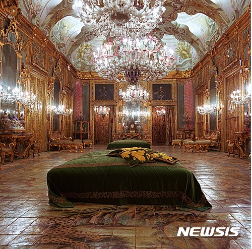 【서울=뉴시스】아이작줄리언, <웨스턴유니온 : 작은배 (레오파드) Western Union Series No. 7 (The Leopard)>,Duratrans image in lightbox, 120 x 120 cm, 2007 ⓒ아이작줄리언, 빅토리아 미로 갤러리 (런던)