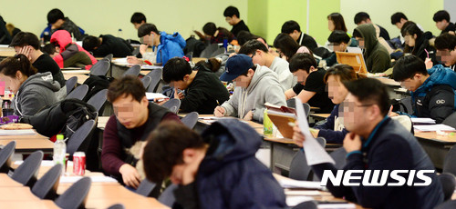 【서울=뉴시스】추상철 기자 =2017년 경찰공무원(순경) 1차 채용시험 원서접수 마감일인 21일 오후 서울 동작구 노량진 아모르이그잼 공무원시험 학원에서 경찰 공무원 준비생이 시험공부에 매진하고 있다. 2017.02.21. scchoo@newsis.com