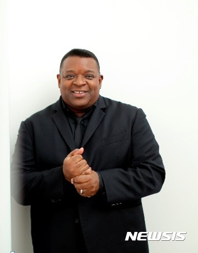 【서울=뉴시스】한국에서 첫 개인전을 여는 영화작가이자 설치작가 아이작은 런던대학교 국제미술 학과장을 역임(2014-2016)했다. 2016년 예일대학교 성소수자연구위원회가 시상하는 제83회 제임스로버트브러드너 추모상 수상 및 기념 강연을 가졌다.