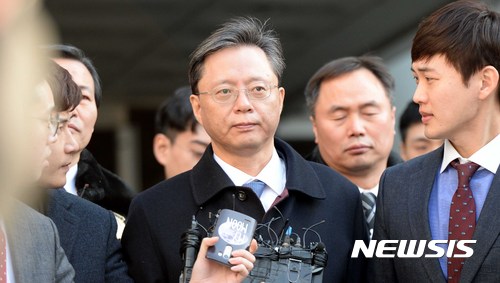 【서울=뉴시스】고범준 기자 = 직권남용과 직무유기 혐의로 구속영장이 청구된 우병우 전 청와대 민정수석이 구속전피의자심문(영장실질심사)을 받고 21일 오후 서울 서초구 서울중앙지법에서 나와 서울구치소로 향하고 있다. 2017.02.21.&nbsp; bjko@newsis.com