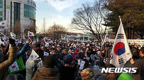 【고양=뉴시스】이경환 기자 = 21일 오후 5시께 경기 고양시 일산동구 미관광장에서 '새로운 한국을 위한 국민운동’이 태극기 집회를 열고 있다. 이날 현장에는 김문수 전 경기도지사와 서경석 목사 등 500여명이 참석했다. 2017.02.21.   lkh@newsis.com  