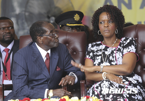 【하라레=AP/뉴시스】짐바브웨를 38년째 통치하고 있는 로버트 무가베(93) 짐바브웨 대통령의 부인 그레이스 무가베(52)가 "당신의 다음 주자가 누구인지 우리에게 말해달라"고 공개적으로 촉구하면서 대권에 대한 야욕을 드러냈다. 사진은 지난 2월27일 무가베 대통령의 92번째 생일기념 행사에서 무가베 대통령과 그레이스. 2017.07.28 