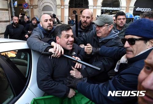 【로마=AP/뉴시스】이탈리아 경찰이 2월21일 로마에서 우버 합법화 반대 시위 중 시위자를 저지하고 있다. 이탈리아에서 이날 공유 모바일 서비스 우버의 합법화에 항의하는 택시파업이 엿새째 계속되면서 경찰과 시위대간 충돌이 발생하고 도시곳곳에서 교통체증이 발생했다. 2017.02.22