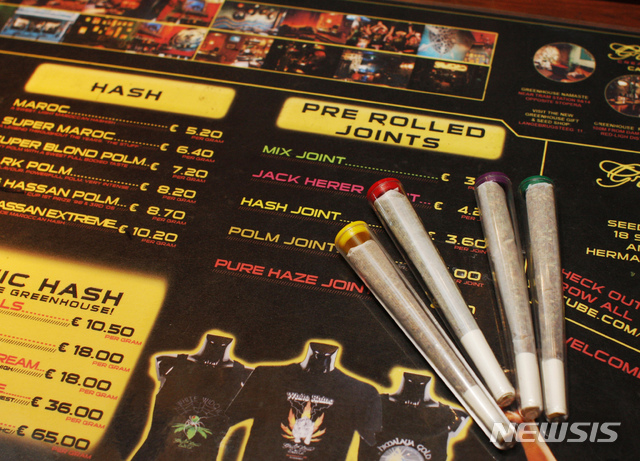 [엄스테르담=AP/뉴시스] 네덜란드 암스테르담 시장인 펨케 할세마는 13일(현지시간) 시의원에 서한을 보내고 더이상 커피숍에서 외국인에 대마초를 판매할 수 없도록 하는 규정을 만들 것을 제안했다. 사진은 암스테르담의 커피숍에서 판매 중인 대마초와 메뉴판. 2020.2.14.