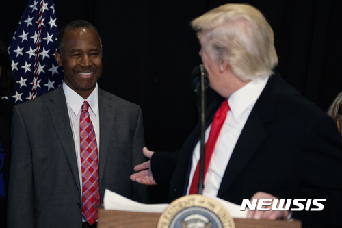 【워싱턴=AP/뉴시스】1일(현지시간) 미국 상원이 벤 카슨 주택도시개발부 장관 내정자 인준 토론을 종료하는 안을 놓고 투표를 실시한 결과 찬성 62표 반대 37표로 통과됐다. 사진은 도널드 트럼프 대통령이 지난달 21일 '국립 흑인역사문화박물관(NMAAHC)'을 방문한 자리에서 카슨 지명자를 소개하는 모습. 2017.03.02