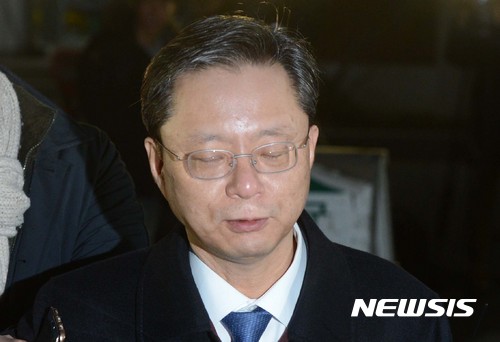 【의왕=뉴시스】신태현 기자 = 구속영장이 기각된 우병우 전 청와대 민정수석이 22일 오전 경기 의왕시 서울구치소를 나서고 있다. 2017.02.22. holjjak@newsis.com