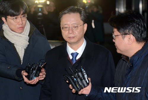 【의왕=뉴시스】신태현 기자 = 구속영장이 기각된 우병우 전 청와대 민정수석이 22일 오전 경기 의왕시 서울구치소를 나서고 있다. 2017.02.22. holjjak@newsis.com