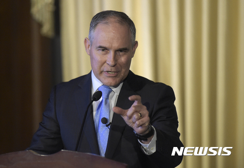 【워싱턴=AP/뉴시스】스콧 프루이트 신임 환경보호청(EPA) 청장이 21일(현지시간) 워싱턴DC EPA 본부에서 취임사를 발표하고 있다. 그는 이날 취임사에서 EPA 우선정책 대폭 변경을 시사했다. 2017.02.22