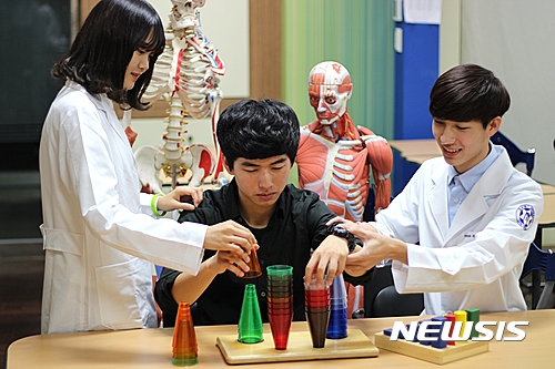 【구미=뉴시스】박홍식 기자 = 구미대학교(총장 정창주)는 작업치료과 학생들이 국가시험에서 2년 연속 100% 합격률을 기록했다고 22일 밝혔다. 사진은 작업치료과 실습 장면. 2017.02.22 (사진=구미대 제공)&nbsp; photo@newsis.com 