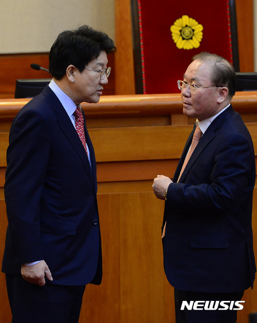 【서울=뉴시스】김선웅 기자 = 22일 오전 서울 종로구 헌법재판소 대심판정에서 열린 박근혜 대통령 탄핵심판 16차 변론기일에서 권성동(왼쪽) 국회 탄핵소추위원장과 대통령측 대리인단 이동흡 변호사가 대화를 나누고 있다. 2017.02.22. mangusta@newsis.com