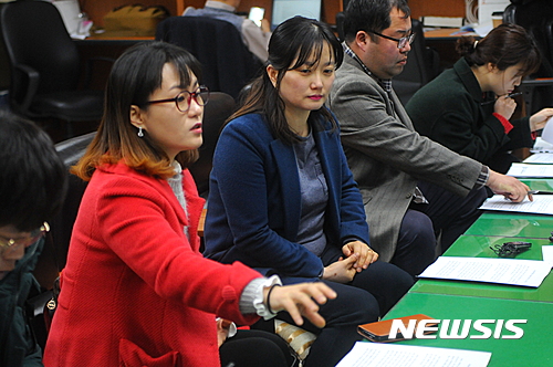 【전주=뉴시스】정경재 기자 = 22일 전북지방경찰청을 찾은 학부모들이 지난 1월부터 4주 간 전북의 한 사단법인에서 주관한 어학연수 과정에서 학생들이 인솔교사에게 상습적으로 폭행을 당했다며 설명회를 갖고 있다. 학부모들은 설명회 이후, 전북경찰청에 학생들을 폭행한 교사와 법인을 처벌해달라는 내용의 고소장을 제출했다. 2017.02.22. jkj1122@newsis.com