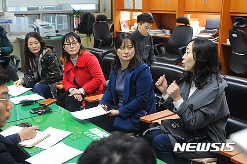 【전주=뉴시스】정경재 기자 = 22일 전북지방경찰청을 찾은 학부모들이 지난 1월부터 4주 간 전북의 한 사단법인에서 주관한 어학연수 과정에서 학생들이 인솔교사에게 상습적으로 폭행을 당했다며 설명회를 갖고 있다. 학부모들은 설명회 이후, 전북경찰청에 학생들을 폭행한 교사와 법인을 처벌해달라는 내용의 고소장을 제출했다. 2017.02.22.&nbsp;&nbsp;&nbsp; jkj1122@newsis.com