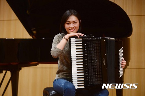 【서울=뉴시스】전신 기자 = 아코디어니스트 전유정이 20일 서울 금호아트홀에서 인터뷰 전 포즈를 취하고 있다. 2017.02.22&nbsp;&nbsp; photo1006@newsis.com