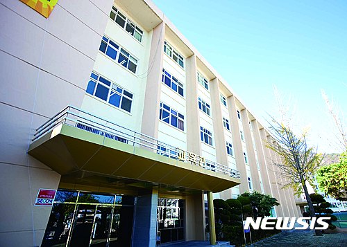 【창원=뉴시스】강경국 기자 = 경남대학교는 2017학년도 중등학교 교원 임용고사에서 77명의 합격자를 배출했다고 22일 밝혔다. 사진은 경남대학교 교육관 전경. 2017.02.22. (사진=경남대학교 제공) kgkang@newsis.com