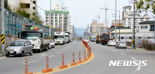 【밀양=뉴시스】안지율 기자 = 22일 경남 밀양시는 내달 1일부터 31일까지 관내 교통사고 예방을 위해 여객·대형화물자동차를 대상으로 차고지 외 밤샘주차 단속과 자가용 유상운송 행위에 대한 단속을 연중 시행한다. 사진은 밀양시 삼문동 휴먼시아 앞 대로변에 불법 주차된 차량들. 2016.02.22.&nbsp; alk9935@newsis.com