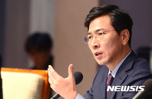 【서울=뉴시스】권현구 기자 = 안희정 충청남도지사가 22일 오전 서울 중구 프레스센터에서 열린 관훈클럽 초청 토론회에 참석해 패널의 질문에 답하고 있다. 2017.02.22.&nbsp; stoweon@newsis.com