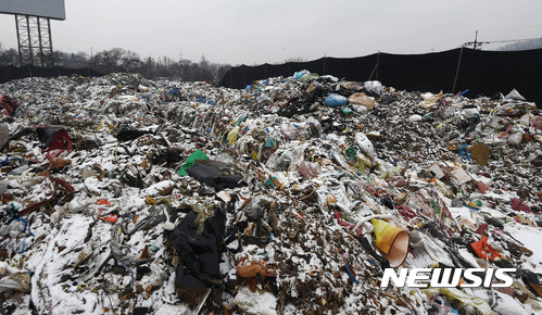 【이천=뉴시스】이정선 기자 = 지난 1월8일 경기 이천 마장면의 A(50)씨의 사유지 6000여㎡에 B(39)씨가 보증금 2500만원 월 400만원의 조건으로 임차했다. B씨는 해당 사유지에 ‘철근 등의 건설 자재를 쌓아놓는 용도로 사용하겠다’ 했지만 각종 건설폐기물이나 플라스틱, 우레탄 등을 쌓아 놓고 현재 잠적한 상태이다. 폐기물 처리비용만 5억8000여만 원이 들며 임차인 B씨가 3월 10일 기한 내 나타나지 않으면 현행법상 토지주인 A씨가 이를 처리해야 한다. 사진은 22일 경기 이천의 해당 사유지에 쌓인 각종 폐기물의 모습. 2017.02.22. ppljs@newsis.com