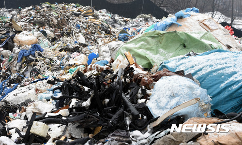 【이천=뉴시스】이정선 기자 = 지난 1월8일 경기 이천 마장면의 A(50)씨의 사유지 6000여㎡에 B(39)씨가 보증금 2500만원 월 400만원의 조건으로 임차했다. B씨는 해당 사유지에 ‘철근 등의 건설 자재를 쌓아놓는 용도로 사용하겠다’ 했지만 각종 건설폐기물이나 플라스틱, 우레탄 등을 쌓아 놓고 현재 잠적한 상태이다. 폐기물 처리비용만 5억8000여만 원이 들며 임차인 B씨가 3월 10일 기한 내 나타나지 않으면 현행법상 토지주인 A씨가 이를 처리해야 한다. 사진은 22일 경기 이천의 해당 사유지에 쌓인 각종 폐기물의 모습. 2017.02.22. ppljs@newsis.com