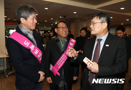 【서울=뉴시스】송수근 문화체육관광부장관 직무대행(제1차관)이 22일 2월 문화가 있는 날을 맞아 서울 서초구 예술의전당에서 열리고 있는 ‘도깨비책방’ 행사장을 찾아 관계자들과 대화를 하고 있다. 2017.02.22. (사진=문화체육관광부 제공) photo@newsis.com