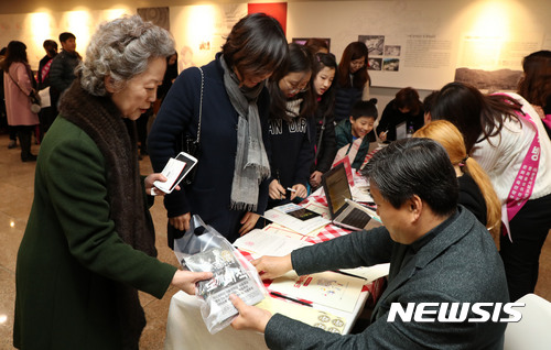 【서울=뉴시스】2월 문화가 있는 날인 22일 서울 서초구 예술의전당 비타민스테이션에서 열린 도깨비 책방 행사장이 많은 시민들로 북적이고 있다. 이 행사는 지난달 부도 난 서적 도매상 송인서적 때문에 어려움을 겪는 영세 출판사들을 지원하기 위해 문화체육관광부가 매달 마지막 수요일인 '문화가 있는 날'에 맞춰 마련한 행사로 25일까지 전국 주요 도시와 온라인에서 계속된다. 2017.02.22. (사진=문화체육관광부 제공) photo@newsis.com