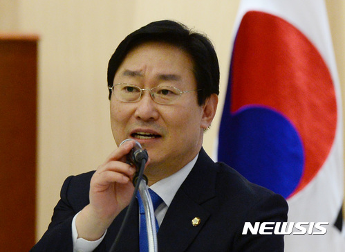 【서울=뉴시스】김진아 기자 = 국회 법제사법위원회 더불어민주당 간사인 박범계 의원이 22일 오후 서울 여의도 국회 도서관에서 열린 ‘박근혜 대통령, 미리보는 탄핵심판’ 토론회에서 발언을 하고 있다 2017.02.22. bluesoda@newsis.com