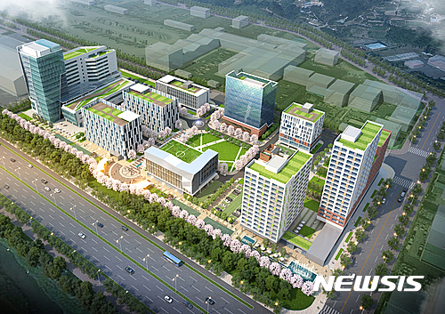【창원=뉴시스】 홍정명 기자 = 22일 한국산업단지공단에서 주관·운영하는 경남창원산학융합본부는 경상대, 경남대, 마산대와 함께 경남도 산업단지 내 23개 중소기업을 대상으로 2017년도 산학융합촉진사업을 본격적으로 추진한다고 밝혔다. 사진은 창원시 의창구 팔룡동 40-11, 12번지 산단공 소유 물류부지에 총 412억원(국비 120, 산단공 97, 도비 35, 시비 35, 대학 67억원 등)을 들여 건립 중인 경남창원산학융합지구 개발 조감도.2017.02.22.(사진=한국산업단지공단 경남지역본부 제공)&nbsp; photo@newsis.com