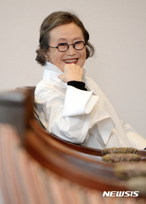【서울=뉴시스】고범준 기자 = 연극 '메디아'에서 의상 제작을 맡은 진태옥 패션디자이너가 22일 오후 서울 중구 명동예술극장에서 인터뷰에 앞서 포즈를 취하고 있다. 2017.02.23. bjko@newsis.com