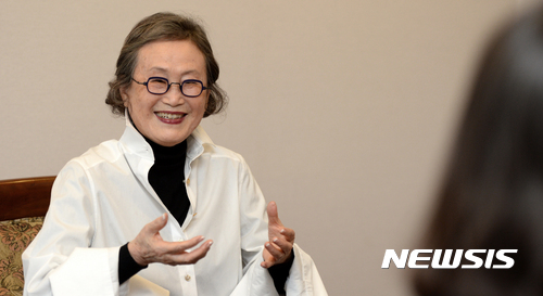 【서울=뉴시스】고범준 기자 = 연극 '메디아'에서 의상 제작을 맡은 진태옥 패션디자이너가 22일 오후 서울 중구 명동예술극장에서 인터뷰를 하고 있다. 2017.02.23. bjko@newsis.com