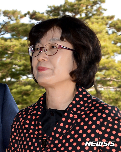 【서울=뉴시스】이영환 기자 = 이정미 헌법재판소장 권한대행이 박 대통령 탄핵심판 최종변론 기일을 나흘 앞둔 23일 오전 서울 종로구 헌법재판소로 출근하고 있다. 2017.02.23. 20hwan@newsis.com