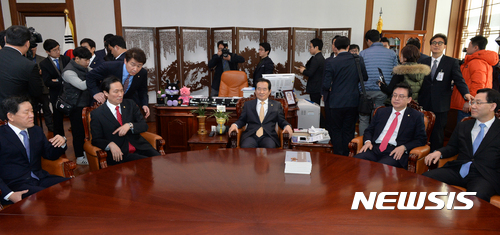 【서울=뉴시스】배훈식 기자 = 23일 오전 서울 여의도 국회 의장실에서 정세균(왼쪽 세번째) 의장과 여야4당 원내대표가 회동하고 있다. 왼쪽부터 국민의당 주승용, 더불어민주당 우상호 원내대표, 정 의장, 자유한국당 정우택, 바른정당 주호영 원내대표. 2017.02.23. dahora83@newsis.com