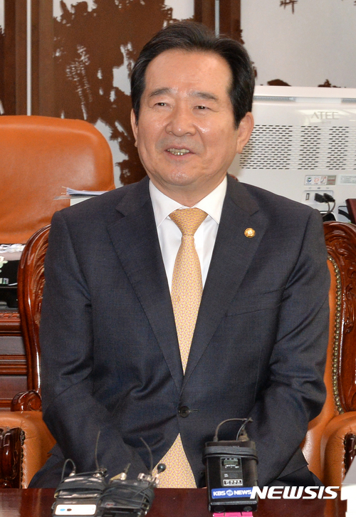 【서울=뉴시스】배훈식 기자 = 23일 오전 서울 여의도 국회 의장실에서 정세균 의장이 여야4당 원내대표와의 회동에 참석해 인사말을 하고 있다. 2017.02.23. dahora83@newsis.com