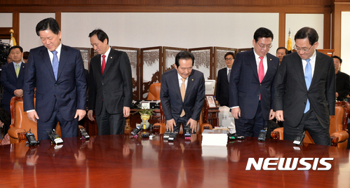 【서울=뉴시스】배훈식 기자 = 23일 오전 서울 여의도 국회 의장실에서 정세균(왼쪽 세번째) 의장과 여야4당 원내대표가 회동 전 기념촬영을 마치고 자리에 앉고 있다. 왼쪽부터 국민의당 주승용, 더불어민주당 우상호 원내대표, 정 의장, 자유한국당 정우택, 바른정당 주호영 원내대표. 2017.02.23.&nbsp; dahora83@newsis.com