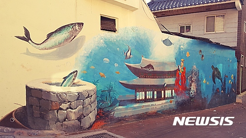 【대구=뉴시스】정창오 기자 = 대구 서구청은 대구 달성토성을 새롭게 단장하는 등 옛 시설에 대한 이야기를 입히는 작업을 진행중이라고 23일 밝혔다.&nbsp;&nbsp;&nbsp; 사진은 달성토성마을내 한 주택 담벼락에 그려진 달성토성에 얽힌 대표적인 전설인 ‘청어샘 이야기’를 모티브로 한 벽화다. 2017.02.23.&nbsp;&nbsp; jco@newsis.com