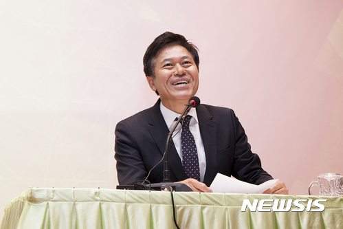 【서울=뉴시스】박정호 SK텔레콤 사장이 23일 서울 중구 을지로 SK텔레콤 본사에서 'CEO-신입 구성원과의 대화'를 하고 있다. 2017.02.23. (사진=SK텔레콤 제공) photo@newsis.com