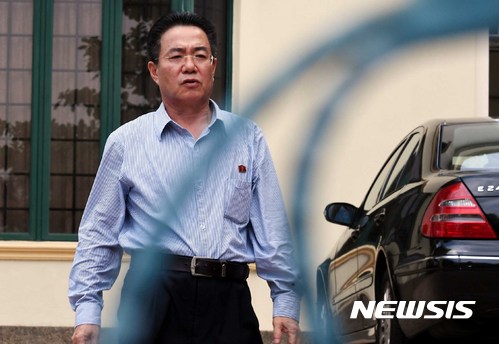 【쿠알라룸푸르(말레이시아)=뉴시스】조성봉 기자 = 23일 오전 (현지시각) 말레이시아 쿠알라룸푸르 북한대사관 입구에서 대사관 관계자가 북한 김정은 노동당 위원장의 이복형 김정남 피살사건에 대한 취재진의 질문에 굳은 표정을 짓고 있다.  대사관 관계자는 “말레이시아 경찰 발표는 중상모략이며 모두 날조된 것이다. 밖으로 나가라 아니면 경찰에 신고하겠다”라며 “9시 30분(한국시간 10시30분)기자회견은 없다“라고 밝혔다. 2017.02.23. suncho21@newsis.com