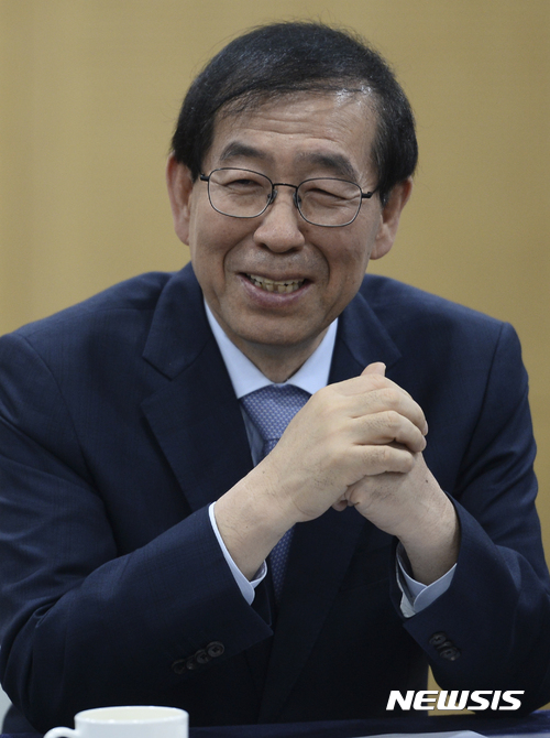 【서울=뉴시스】최진석 기자 = 박원순 서울시장이 23일 오후 서울 중구 서울시청 신청사 간담회장에서 열린 서울에너지공사 창립기념 지역상생을 위한 주민간담회에서 참석자들과 대화를 나누며 미소짓고 있다. 2017.02.23. myjs@newsis.com