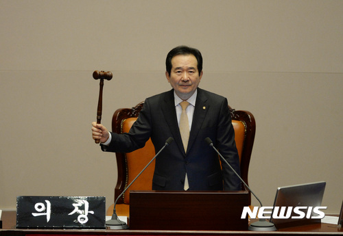 【서울=뉴시스】김진아 기자 = 정세균 국회의장이 23일 서울 여의도 국회에서 열린 제349회 국회 (임시회) 제8차 본회의에서 의사봉을 두드리고 있다. 2017.02.23. bluesoda@newsis.com