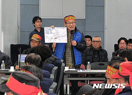 【광명=뉴시스】이종일 기자 = 경기 광명시가 23일 광명도서관에서 주최한 '광명~서울고속도로 건설공사 간담회'에서 진명규 원광명마을추진위원회 부위원장이 "시행사인 서서울고속도로㈜가 제안한 지상화안과 변전소 전자파 차단, IC설치 계획 등에 동의한다"고 말하고 있다. 2017.02.23.  lji22356@newsis.com  