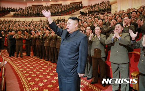 【서울=뉴시스】북한 김정은 국무위원장이 지난 22일 인민극장에서 진행된 공훈국가합창단 70돌 기념공연을 참관했다고 조선중앙TV가 보도했다. 이날 공연 관람에는 황병서 총정치국장, 최룡해 당 중앙위원회 부위원장, 김기남 당 중앙위원회 부위원장이 동행했다. 2017.02.23. (사진=조선중앙TV 캡쳐) photo@newsis.com