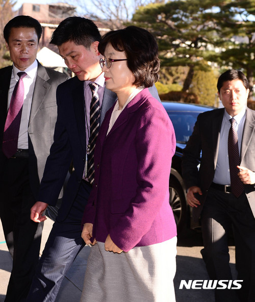 【서울=뉴시스】추상철 기자 = 박근혜 대통령 탄핵심판 사건을 심리하는 헌법재판관을 대상으로 '24시간 재판관 근접 경호가 시작됐다. 24일 오전 서울 종로구 헌법재판소에서 이정미 헌법재판소 권한대행이 경호원에 둘러싸여 출근을 하고 있다. 2017.02.24. scchoo@newsis.com