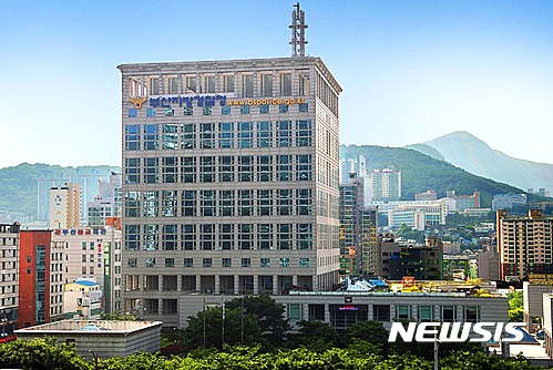 【부산=뉴시스】하경민 기자 = 부산경찰청 국제범죄수사대는 24일 필리핀 황제골프 여행을 가 성매매를 한 A(48)씨 등 부산환경공단 직원 2명을 불구속 입건했다고 밝혔다. 2017.02.24. (사진=부산경찰청 제공) yulnetphoto@newsis.com