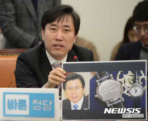 【서울=뉴시스】김진아 기자 = 바른정당 하태경 의원이 24일 서울 여의도 국회에서 열린 원내대책회의에서 발언을 하고 있다. 하 의원은 이날 황교안 대통령 권한대행이 ‘대통령 권한대행 국무총리 황교안’이란 문구가 새겨진 새 기념시계를 제작한 것을 두고 “국가 불행을 기념하는 시계냐”며 비판했다. 2017.02.24. bluesoda@newsis.com