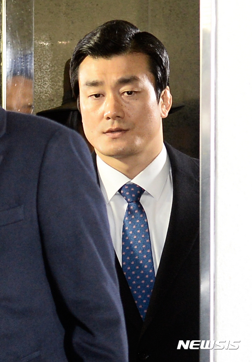 【서울=뉴시스】최진석 기자 = '비선 진료 관여' 의혹의 이영선 청와대 행정관이 24일 오전 박근혜 정부의 최순실 등 민간인에 의한 국정농단 의혹 사건 규명을 위한 수사를 하고 있는 서울 강남구 대치동 특검 사무실로 출석하고 있다. 2017.02.24.&nbsp;&nbsp; myjs@newsis.com