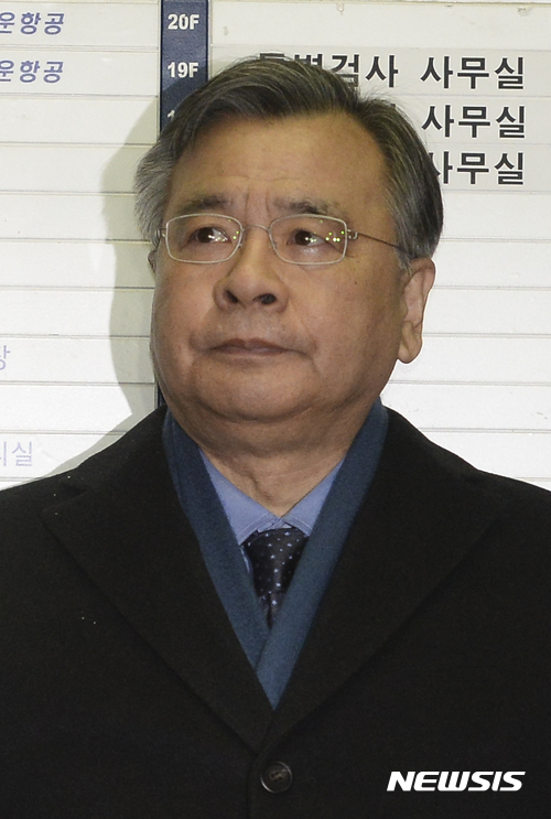 【서울=뉴시스】최진석 기자 = 박근혜 정부의 최순실 등 민간인에 의한 국정농단 의혹 사건 규명을 위한 수사를 하고 있는 박영수 특별검사가 24일 오전 서울 강남구 대치동 특검 사무실로 출근하고 있다. 2017.02.24. myjs@newsis.com