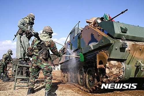 【홍천=뉴시스】한윤식 기자 = 제11기계화보병사단 화생방지원대는 24일 최근 북한 김정남 암살사건과 미사일 도발 등 국제적 적의 도발이 잇따르고 있는 가운데 화생방 공격 대비 실전적 전술훈련을 실시했다.2017.02.24.(사진=육군 11사단 제공)&nbsp; ysh@newsis.com
