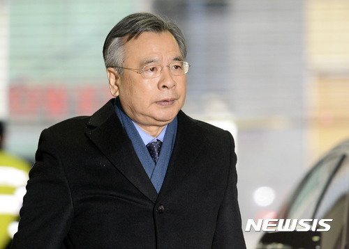 【서울=뉴시스】최진석 기자 = 박근혜 정부의 최순실 등 민간인에 의한 국정농단 의혹 사건 규명을 위한 수사를 하고 있는 박영수 특별검사가 24일 오전 서울 강남구 대치동 특검 사무실로 출근하고 있다. 2017.02.24.&nbsp; myjs@newsis.com