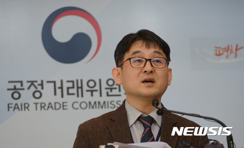 【세종=뉴시스】강종민 기자 = 박종배 공정거래위원회 제조업감시과장이 지난 24일 오전 정부세종청사 공정위 기자실에서 대상(주)과 (주)동원에프앤비가 학교 급식재료 구매담당자인 영양사에게 자사제품 구매실적에 따라 상품권과 OK캐쉬백포인트 등을 제공한 행위에 대해 시정조치 하고 대상에는 5억 2000만원의 과징금을 부과한다고 밝히고 있다. 2017.02.26.&nbsp; ppkjm@newsis.com